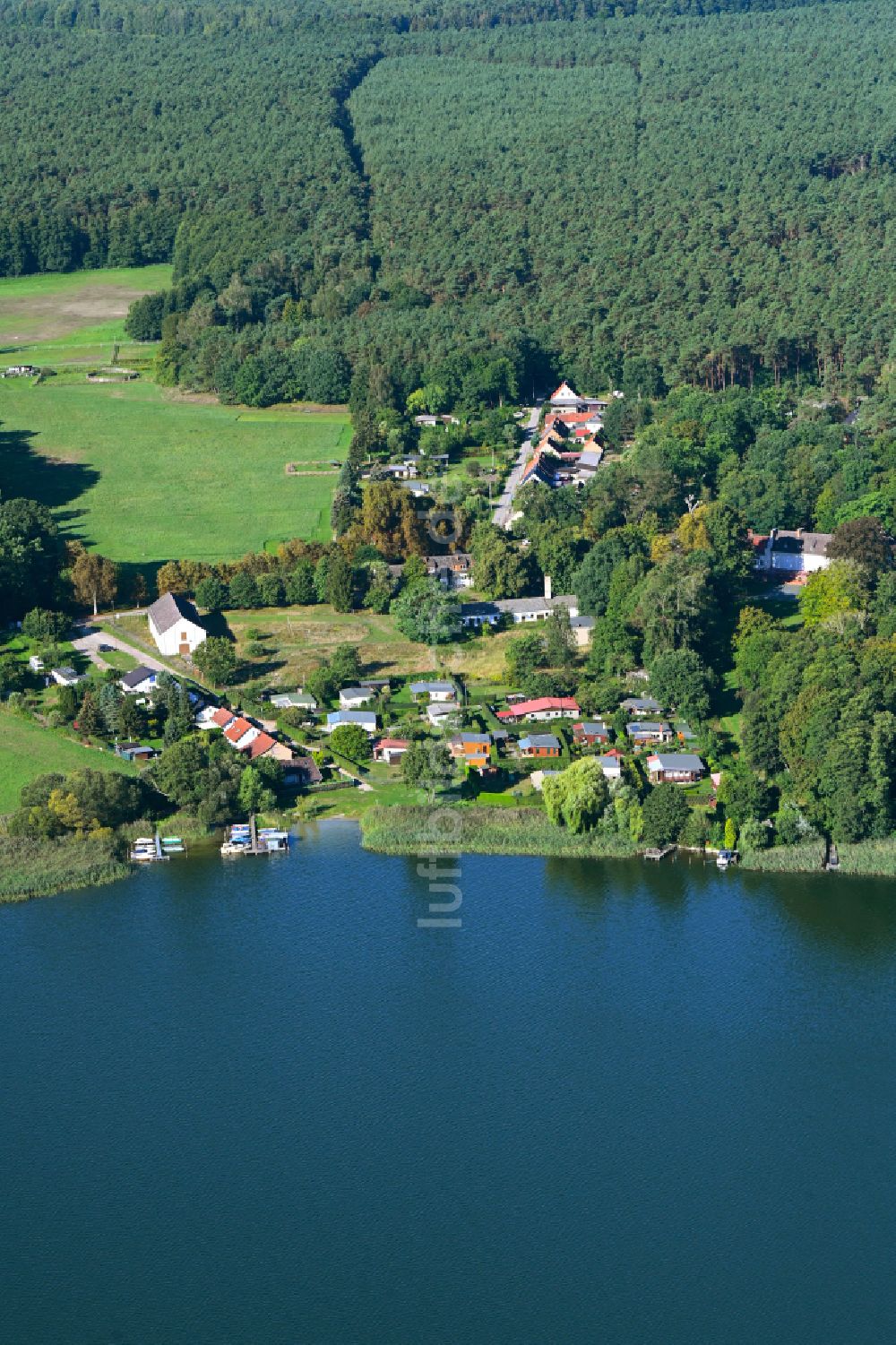 Gühlen von oben - Dorfkern an den See- Uferbereichen des Gudelacksee in Gühlen im Bundesland Brandenburg, Deutschland