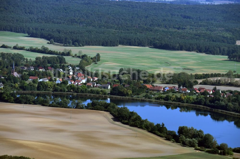 Kröchlendorff aus der Vogelperspektive: Dorfkern an den See- Uferbereichen Haussee in Kröchlendorff im Bundesland Brandenburg