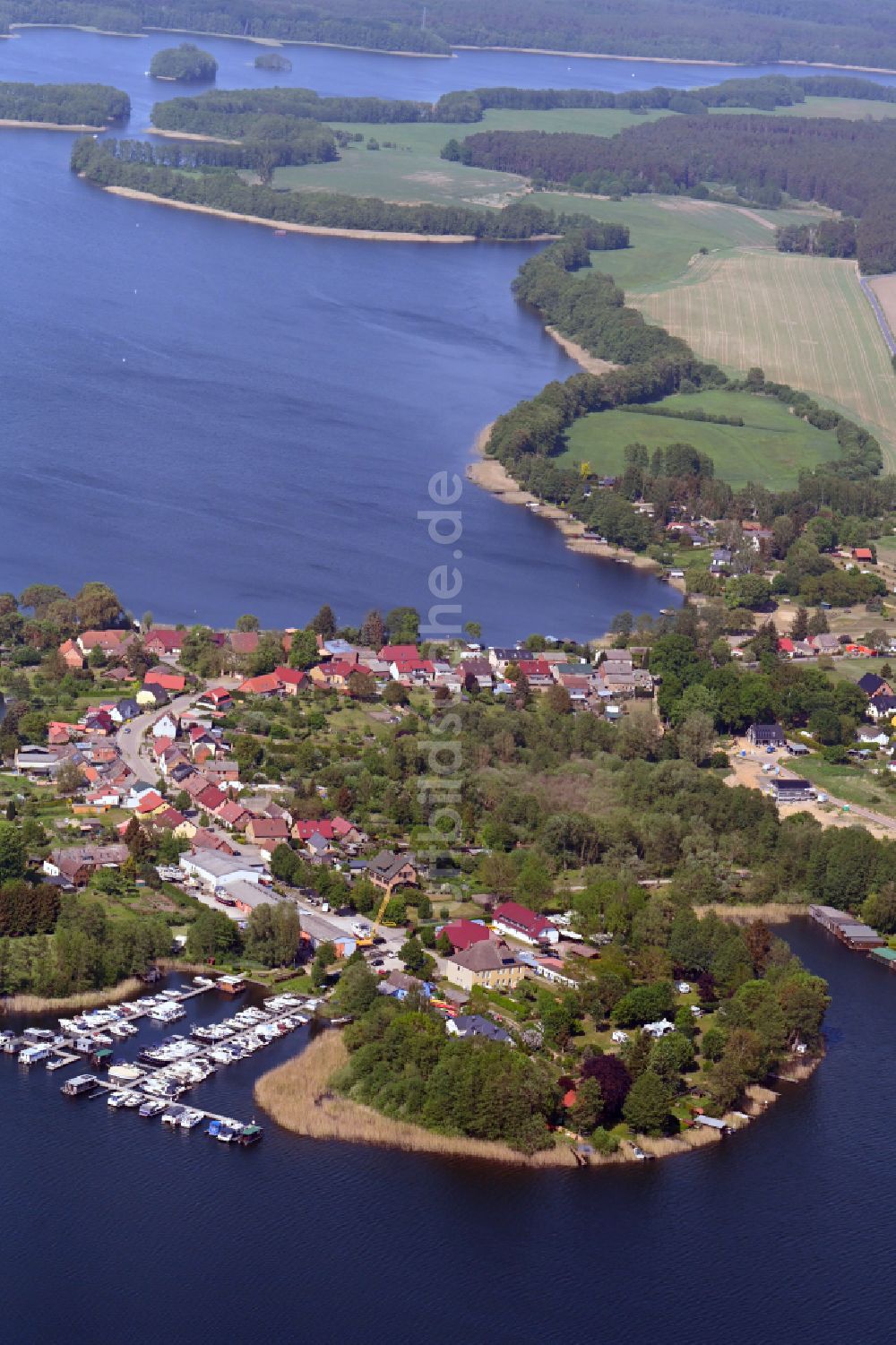 Luftaufnahme Priepert - Dorfkern an den See- Uferbereichen Havel - Ellenbogensee in Priepert im Bundesland Mecklenburg-Vorpommern, Deutschland