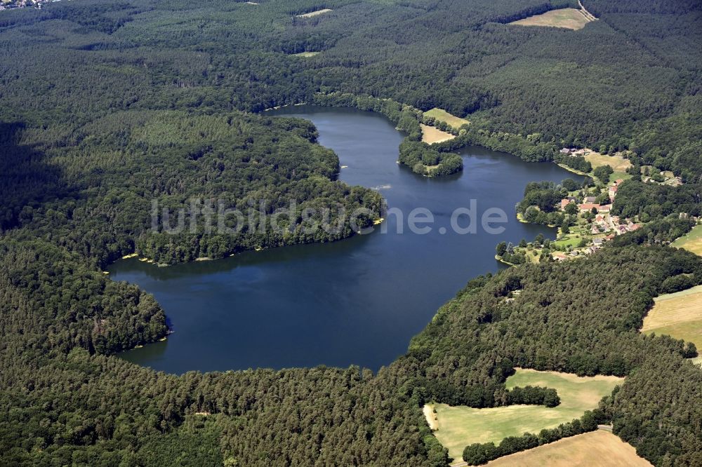 Neuruppin aus der Vogelperspektive: Dorfkern an den See- Uferbereichen Kalksee bei Binenwalde im Bundesland Brandenburg, Deutschland