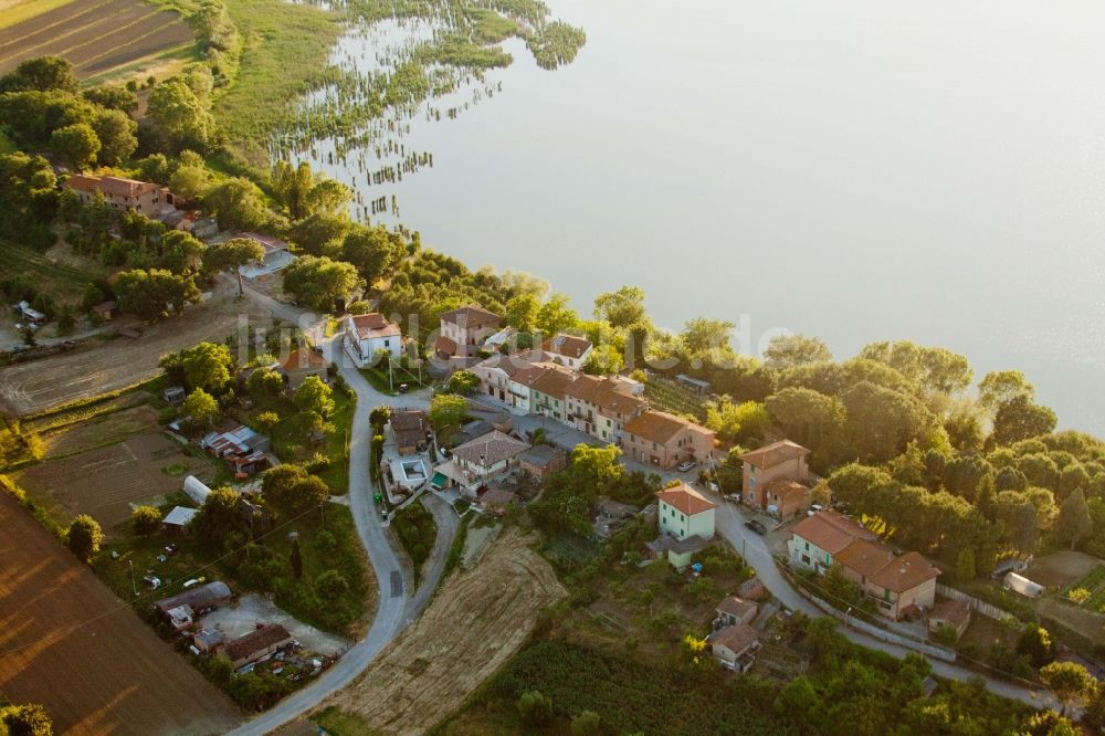 Luftbild Mugnanesi - Dorfkern an den See- Uferbereichen des Lago di Montepulciano in Mugnanesi in Umbria, Italien