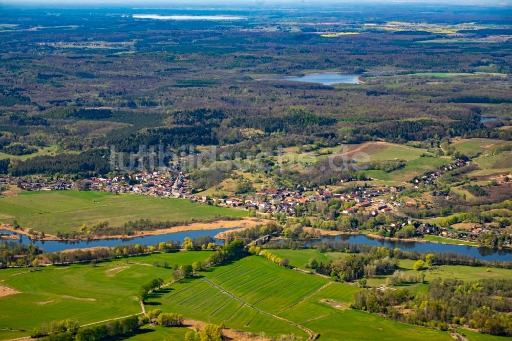 Liepe von oben - Dorfkern an den See- Uferbereichen des Lieper See in Liepe im Bundesland Brandenburg, Deutschland