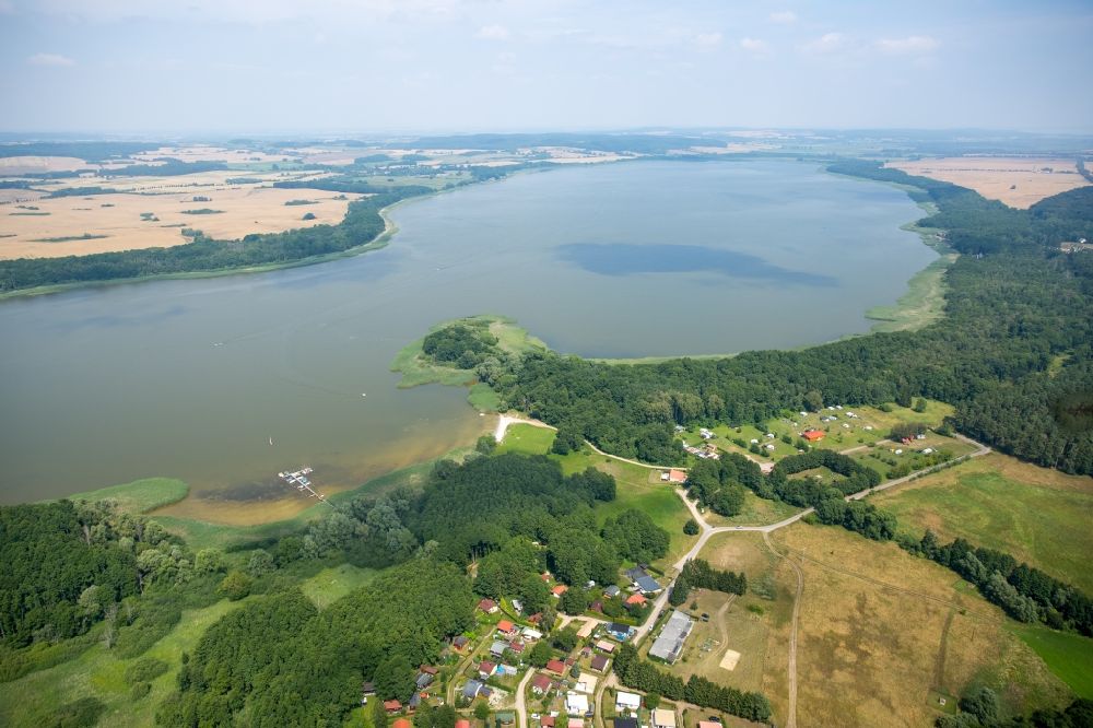 Seedorf aus der Vogelperspektive: Dorfkern an den See- Uferbereichen des Malchiner Sees in Seedorf im Bundesland Mecklenburg-Vorpommern