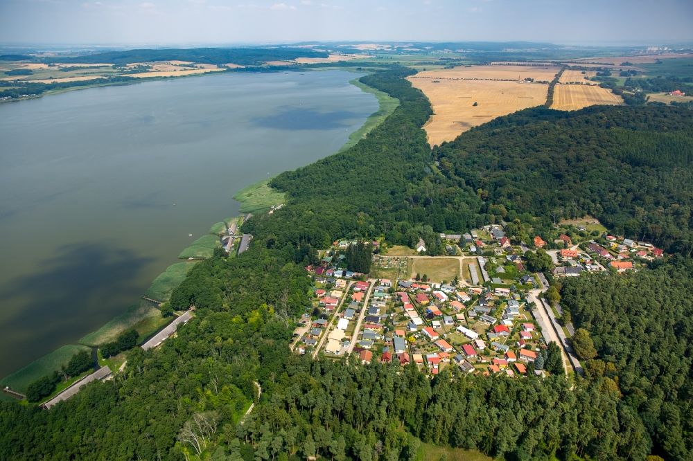 Luftaufnahme Seedorf - Dorfkern an den See- Uferbereichen des Malchiner Sees in Seedorf im Bundesland Mecklenburg-Vorpommern