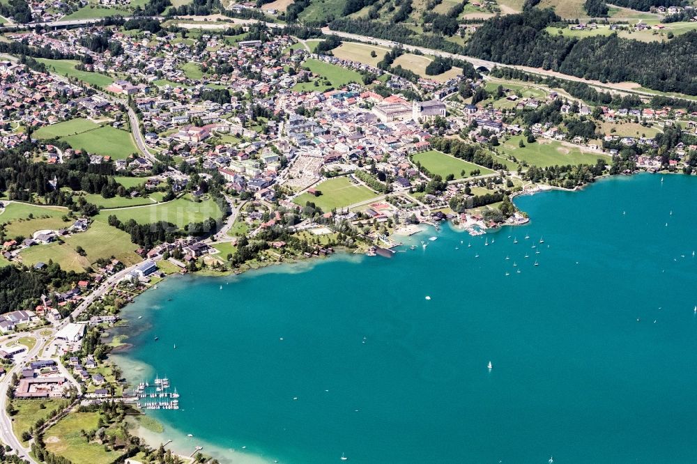 Luftbild Mondsee - Dorfkern an den See- Uferbereichen des Mondsee in Mondsee in Oberösterreich, Österreich