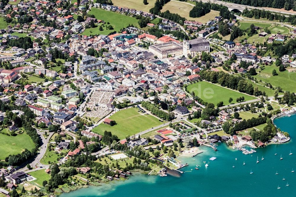 Luftaufnahme Mondsee - Dorfkern an den See- Uferbereichen des Mondsee in Mondsee in Oberösterreich, Österreich