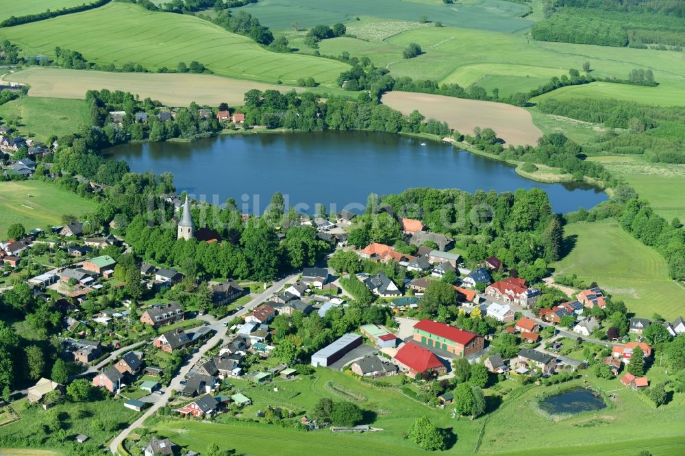 Neukirchen von oben - Dorfkern an den See- Uferbereichen am Neukirchener See in Neukirchen im Bundesland Schleswig-Holstein, Deutschland
