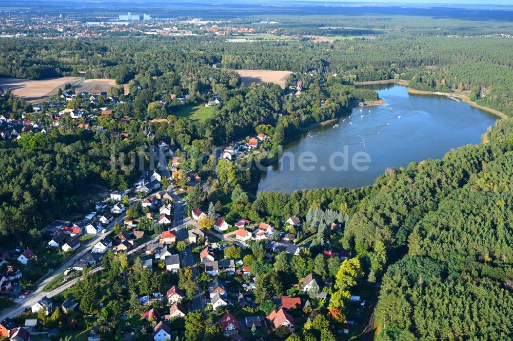 Petersdorf von oben - Dorfkern an den See- Uferbereichen des Petersdorfer See in Petersdorf im Bundesland Brandenburg, Deutschland