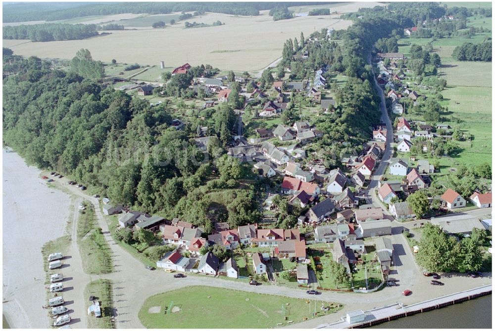 Luftbild Kamminke - Dorfkern an den See- Uferbereichen des Stettiner Haff in Kamminke auf Usedom im Bundesland Mecklenburg-Vorpommern, Deutschland