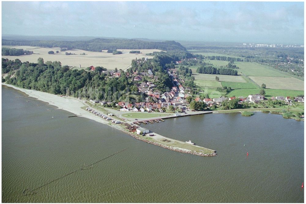 Kamminke von oben - Dorfkern an den See- Uferbereichen des Stettiner Haff in Kamminke auf Usedom im Bundesland Mecklenburg-Vorpommern, Deutschland