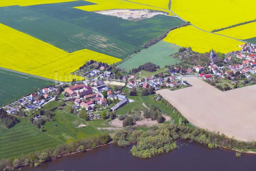 Quatitz aus der Vogelperspektive: Dorfkern an den See- Uferbereichen Talsperre Bautzen in Quatitz im Bundesland Sachsen, Deutschland