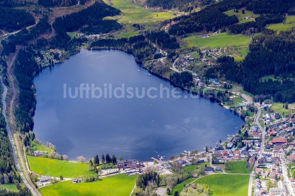 Luftbild Hinterzarten - Dorfkern an den See- Uferbereichen des Titisee in Hinterzarten im Bundesland Baden-Württemberg, Deutschland