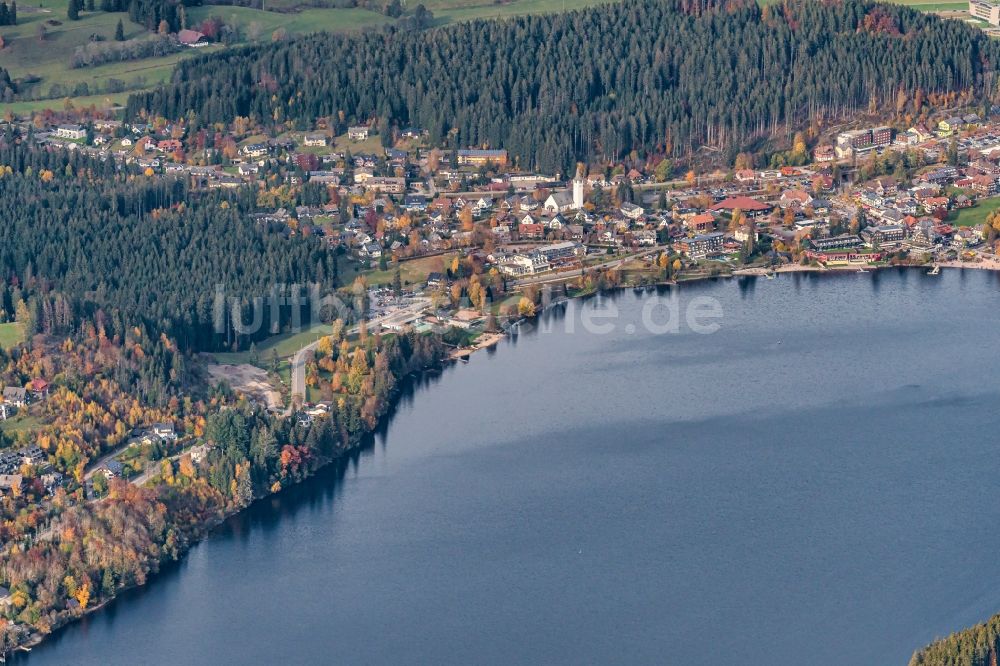 Luftaufnahme Titisee - Dorfkern an den See- Uferbereichen Titisse in Titisee im Bundesland Baden-Württemberg, Deutschland