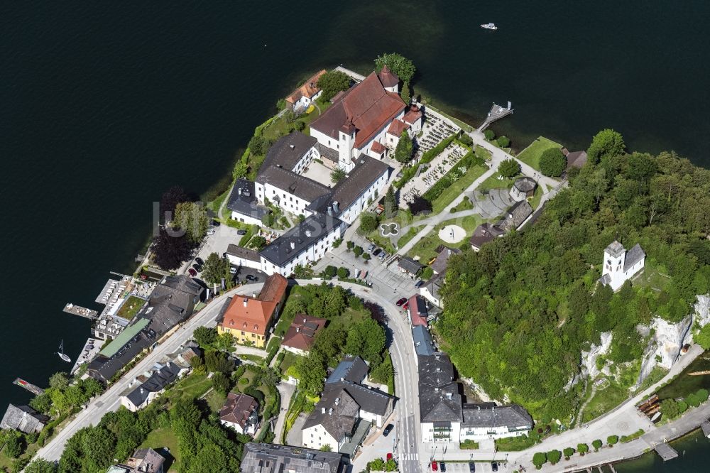 Luftbild Traunkirchen - Dorfkern an den See- Uferbereichen des Traunsee in Traunkirchen in Oberösterreich, Österreich