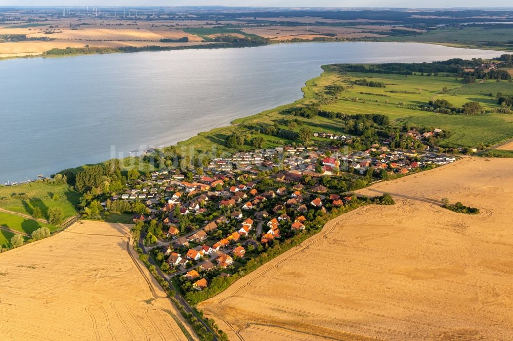 Luftbild Röpersdorf - Dorfkern an den See- Uferbereichen des Unteruckersees in Röpersdorf im Bundesland Brandenburg, Deutschland
