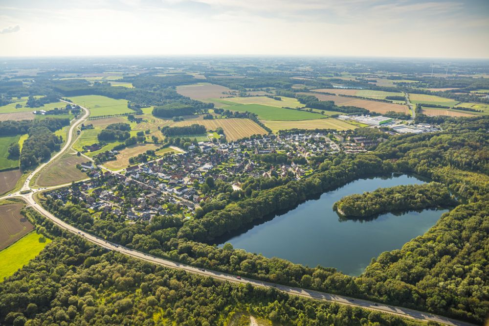 Luftbild Beckum - Dorfkern an den See- Uferbereichen an der Vorhelmer Straße in Beckum im Bundesland Nordrhein-Westfalen, Deutschland