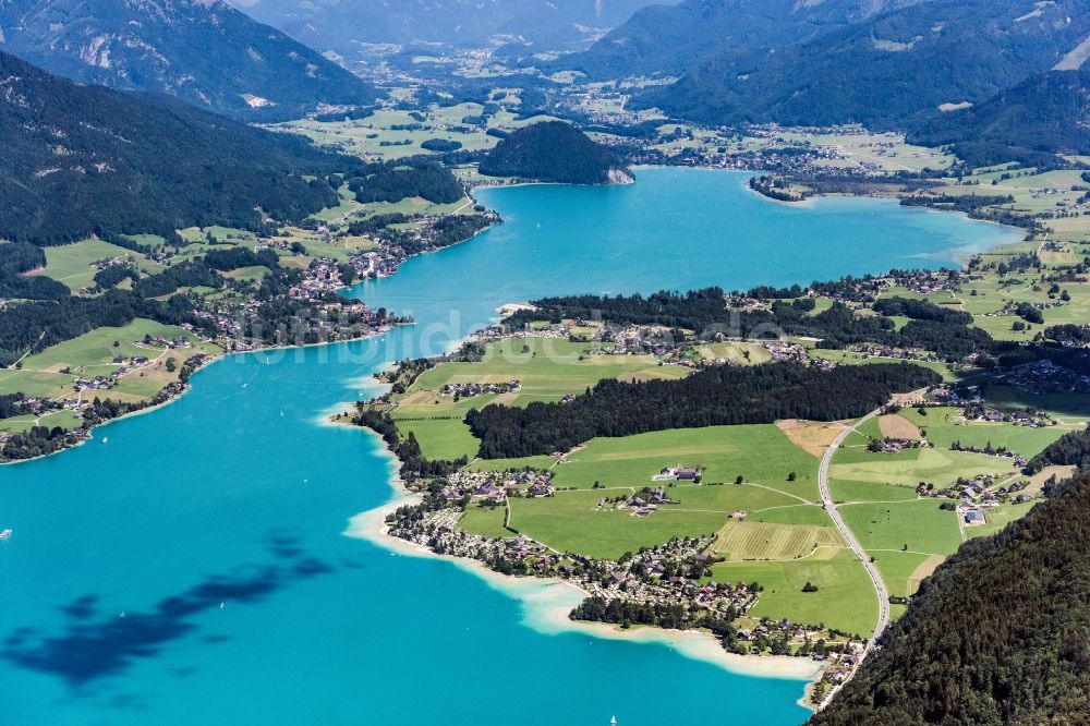 Ried aus der Vogelperspektive: Dorfkern an den See- Uferbereichen des Wolfgangsees in Ried in Salzburg, Österreich