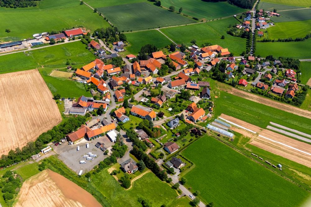 Strothe aus der Vogelperspektive: Dorfkern in Strothe im Bundesland Hessen, Deutschland