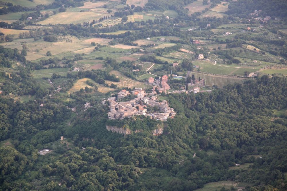 Luftaufnahme Sugano - Dorfkern von Sugano in Umbrien in Italien