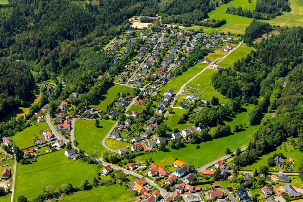 Vöhl von oben - Dorfkern in Vöhl im Bundesland Hessen, Deutschland