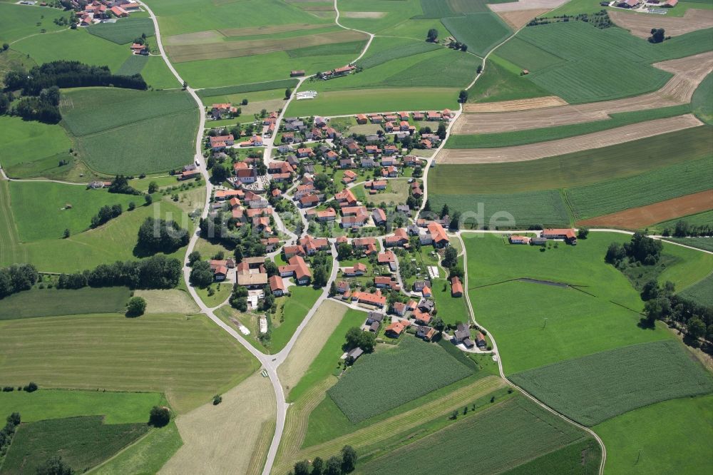 Wiesmühl b.Tittmoning von oben - Dorfkern in Wiesmühl b.Tittmoning im Bundesland Bayern, Deutschland