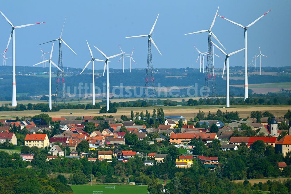 Frauenprießnitz aus der Vogelperspektive: Dorfkern mit Windkraftanlagen am Feldrand in Frauenprießnitz im Bundesland Thüringen, Deutschland