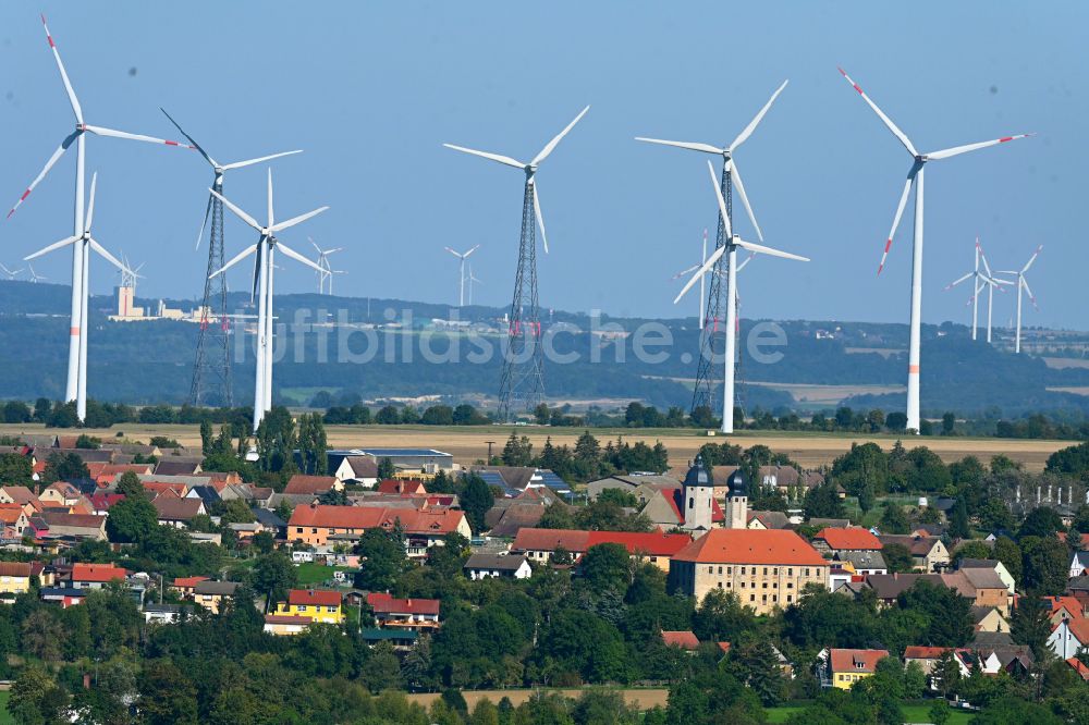 Luftbild Frauenprießnitz - Dorfkern mit Windkraftanlagen am Feldrand in Frauenprießnitz im Bundesland Thüringen, Deutschland