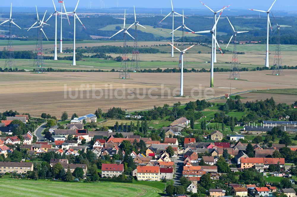 Luftaufnahme Frauenprießnitz - Dorfkern mit Windkraftanlagen am Feldrand in Frauenprießnitz im Bundesland Thüringen, Deutschland