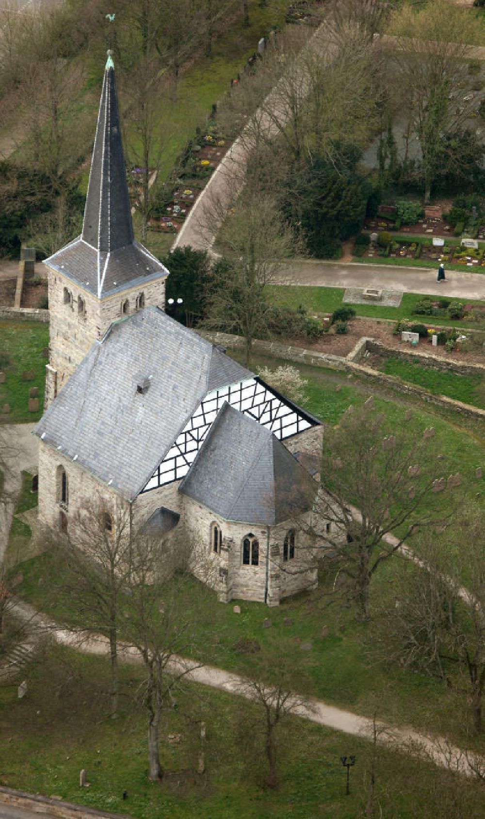 Bochum von oben - Dorfkirche Bochum-Stiepel