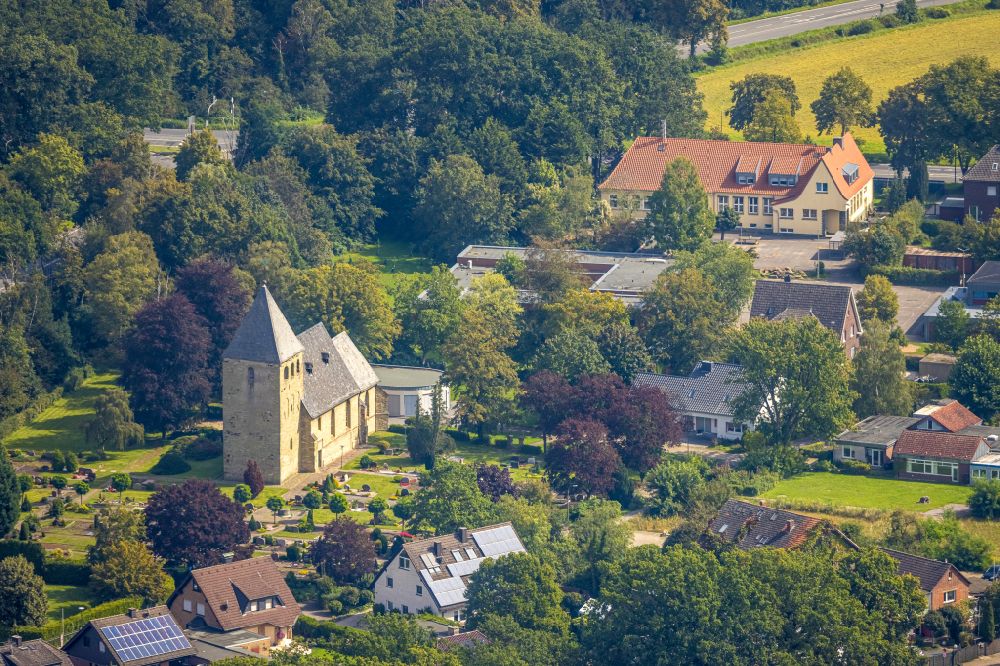 Uentrop aus der Vogelperspektive: Dorfkirche mit Friedhof in Uentrop im Bundesland Nordrhein-Westfalen, Deutschland