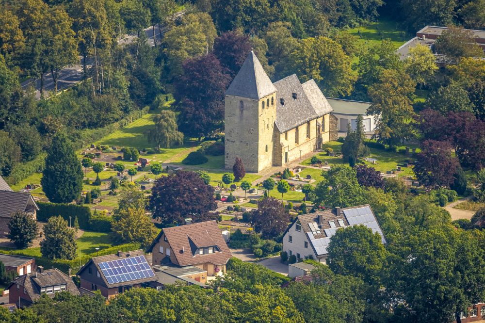 Luftbild Uentrop - Dorfkirche mit Friedhof in Uentrop im Bundesland Nordrhein-Westfalen, Deutschland