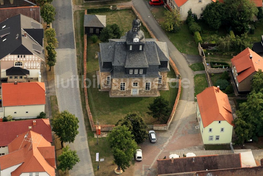 Rudisleben aus der Vogelperspektive: Dorfkirche St. Johannis mit Kirchgarten in Rudisleben in Thüringen