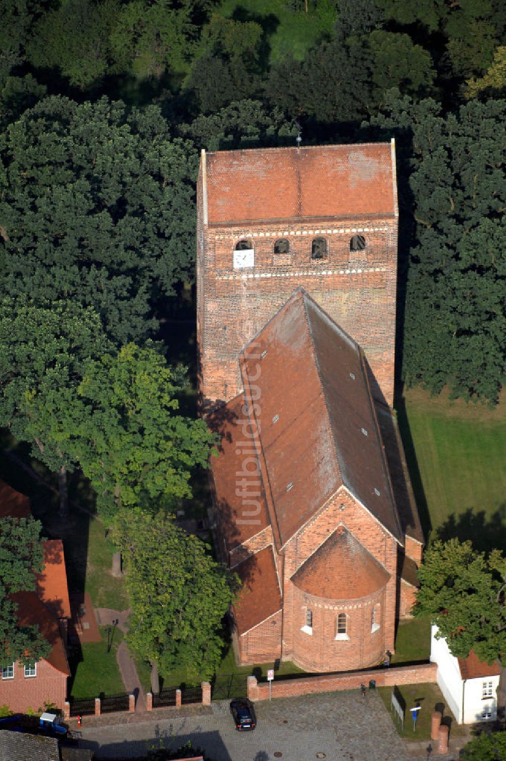 Schönhausen (Elbe) von oben - Dorfkirche Schönhausen