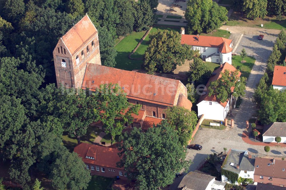 Luftbild Schönhausen (Elbe) - Dorfkirche Schönhausen