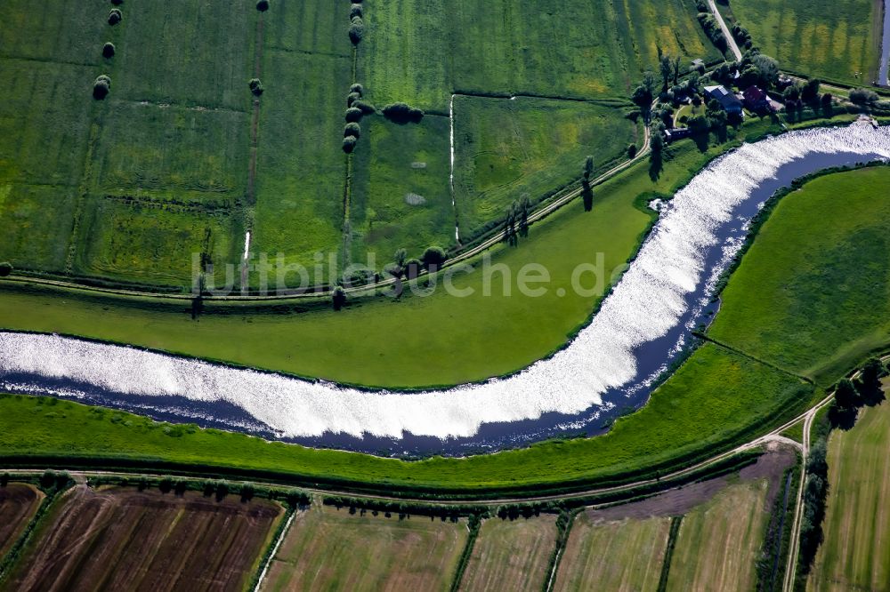 Luftaufnahme Fresendelf - Dorfrand am Fluss- Uferbereich der Treene in Fresendelf im Bundesland Schleswig-Holstein, Deutschland