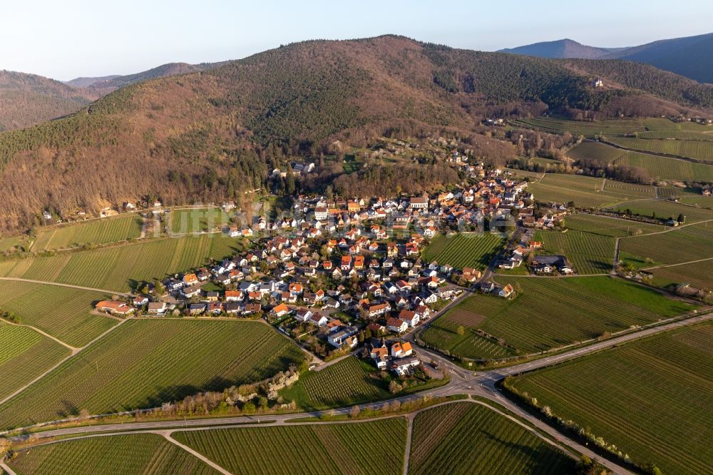 Gleisweiler aus der Vogelperspektive: Dorfsiedlung am Weinbaugebiet in Gleisweiler im Bundesland Rheinland-Pfalz, Deutschland