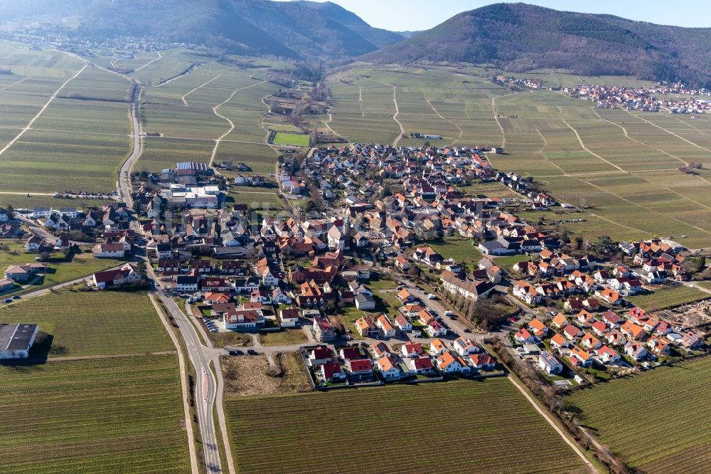 Luftaufnahme Hainfeld - Dorfsiedlung am Weinbaugebiet in Hainfeld im Bundesland Rheinland-Pfalz, Deutschland