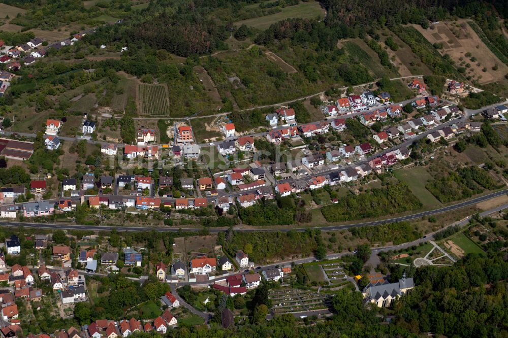 Retzbach aus der Vogelperspektive: Dorfsiedlung am Weinbaugebiet in Retzbach im Bundesland Bayern, Deutschland