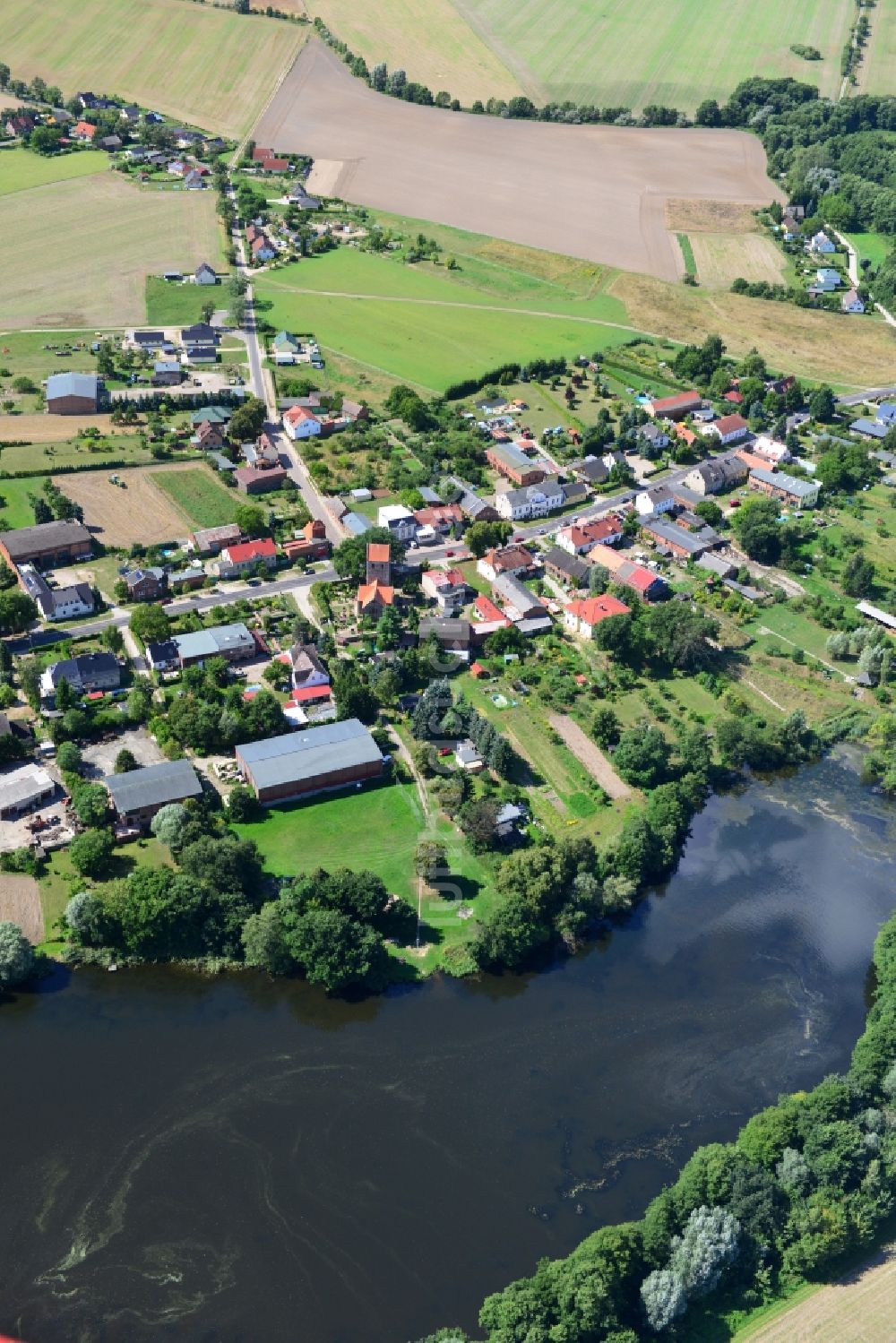Luftaufnahme Krummensee - Dorfzentrum von Krummensee am Ufer des Haussee im Bundesland Brandenburg