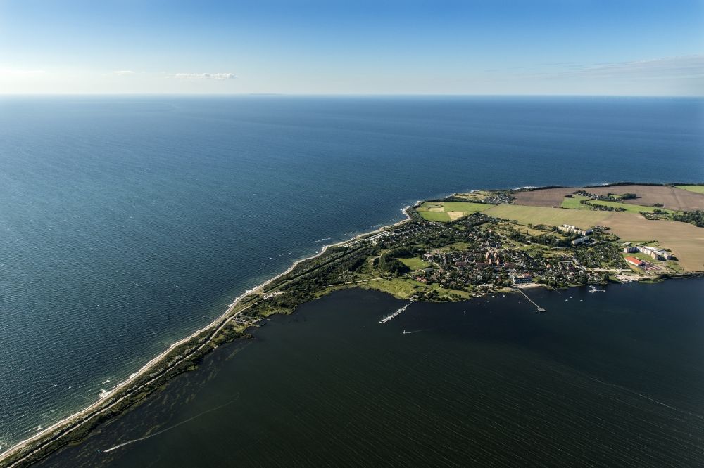 Luftaufnahme Dranske - Dranske auf der Insel Rügen in der Ostsee im Bundesland Mecklenburg-Vorpommern