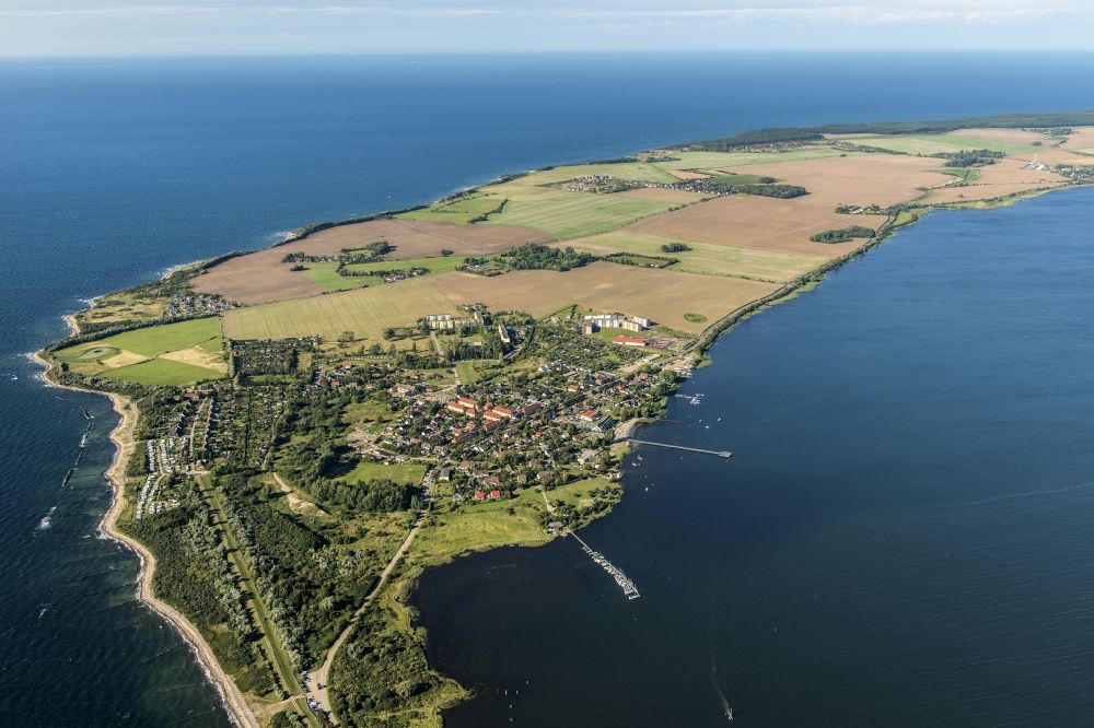 Dranske von oben - Dranske auf der Insel Rügen in der Ostsee im Bundesland Mecklenburg-Vorpommern