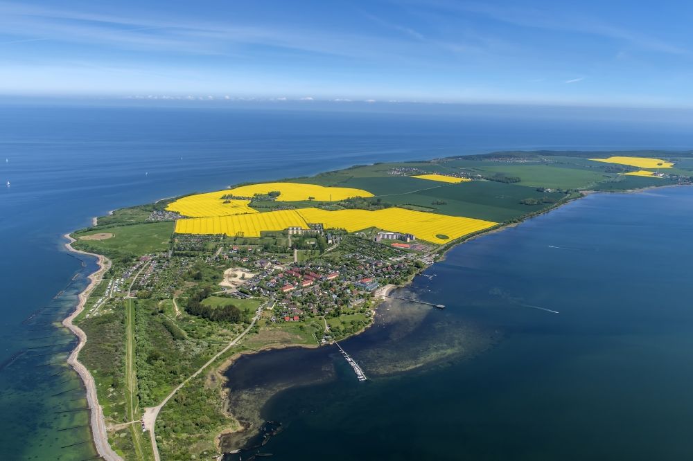 Luftaufnahme Dranske - Dranske auf der Insel Rügen in der Ostsee im Bundesland Mecklenburg-Vorpommern