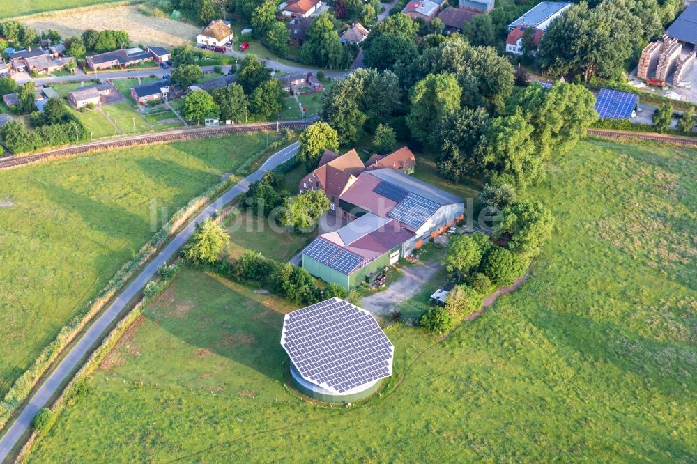 Luftbild Süderdeich - Drehbares Solarkraftwerk und Photovoltaik- Anlagen auf einem Dach in Süderdeich im Bundesland Schleswig-Holstein, Deutschland