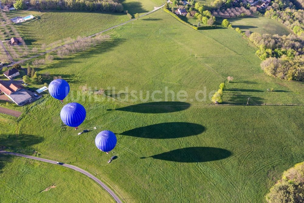Veyrines-de-Domme von oben - Drei blaue Heißluftballone beim Start in der Dordogne in Veyrines-de-Domme in Nouvelle-Aquitaine, Frankreich