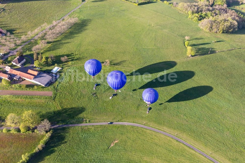 Luftaufnahme Veyrines-de-Domme - Drei blaue Heißluftballone beim Start in der Dordogne in Veyrines-de-Domme in Nouvelle-Aquitaine, Frankreich