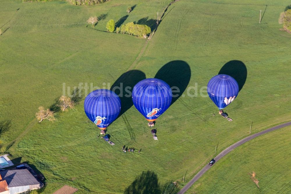 Veyrines-de-Domme von oben - Drei blaue Heißluftballone beim Start in der Dordogne in Veyrines-de-Domme in Nouvelle-Aquitaine, Frankreich