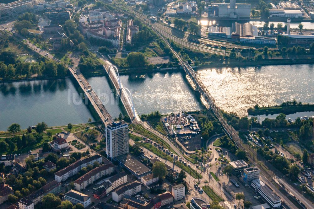 Luftaufnahme Kehl - Drei Fluß - Brückenbauwerke B28-Europabrücke, Beatus-Rhenanus-Brücke und Eisenbahnbrücke über den Rhein nach Strasbourg in Kehl im Bundesland Baden-Württemberg, Deutschland