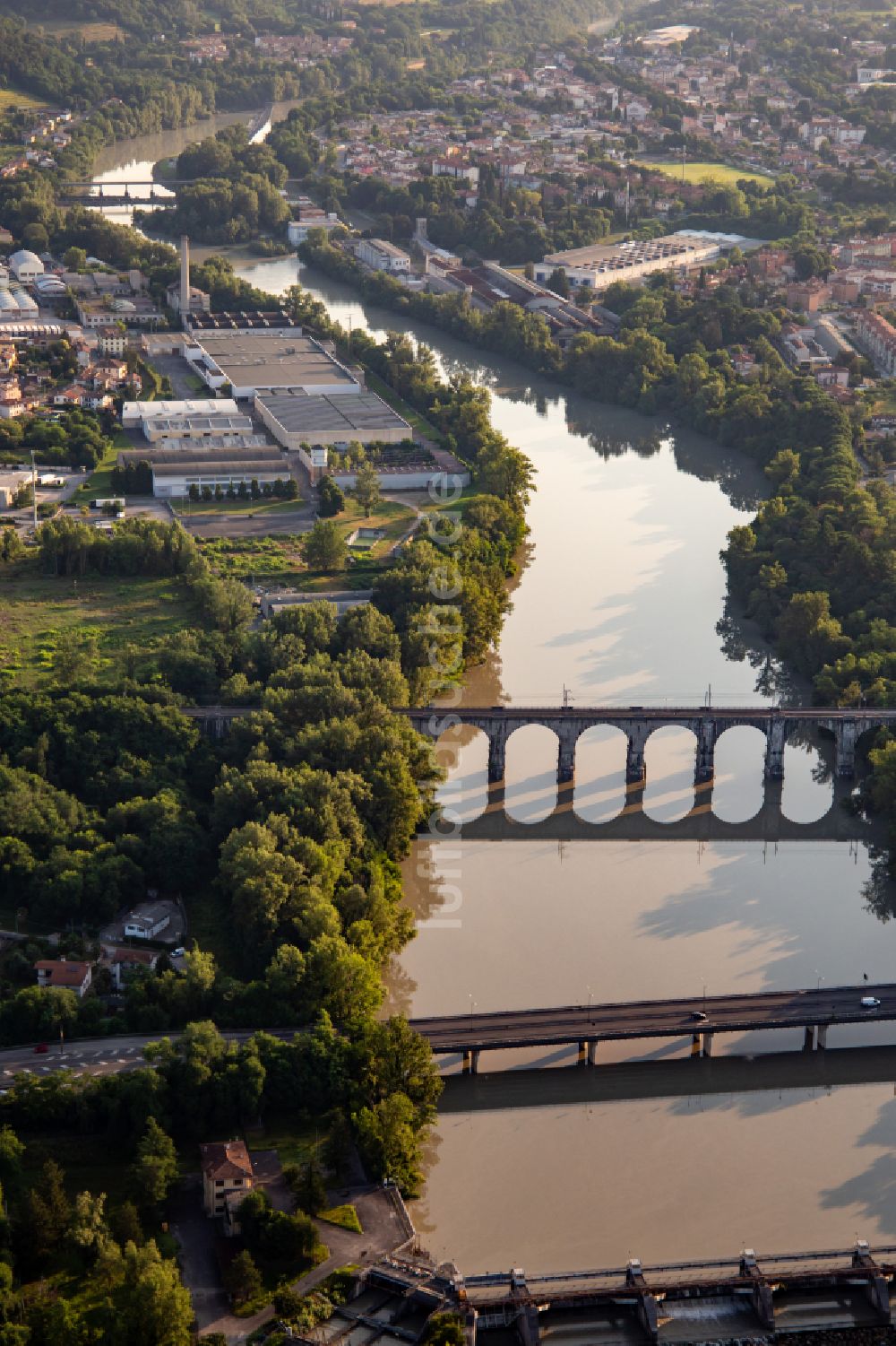 Luftaufnahme Gorizia - Drei Flußbrücken über den Isonzo in Gorizia in Friuli-Venezia Giulia, Italien