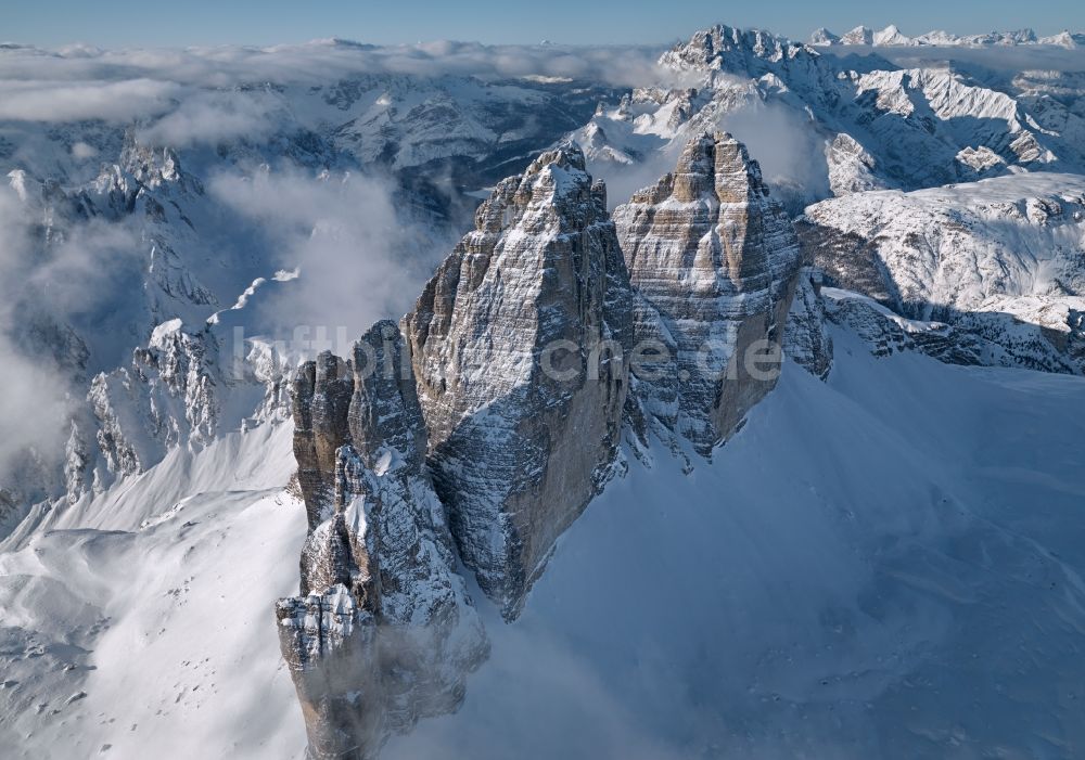 Cortina d'Ampezzo aus der Vogelperspektive: Drei Zinnen Gebirgsstock in den Dolomiten in den Alpen in Südtirol und Veneto, Italien