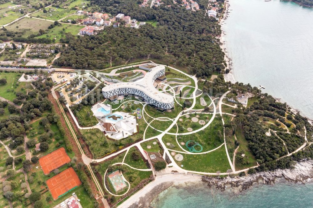 Rovinj aus der Vogelperspektive: Dreiflügeliger Gebäudekomplex und Park der Hotelanlage von Family Hotel Amarin an der Adriaküste in Rovinj in Istirien - Istarska zupanija, Kroatien